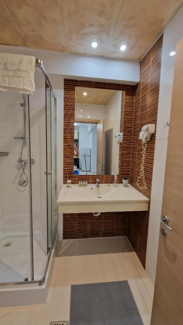 Rin Grand Sofmed Apartment Bukares Bagian luar foto