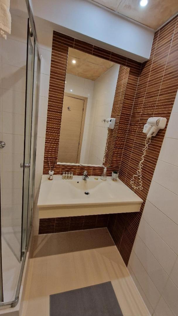 Rin Grand Sofmed Apartment Bukares Bagian luar foto