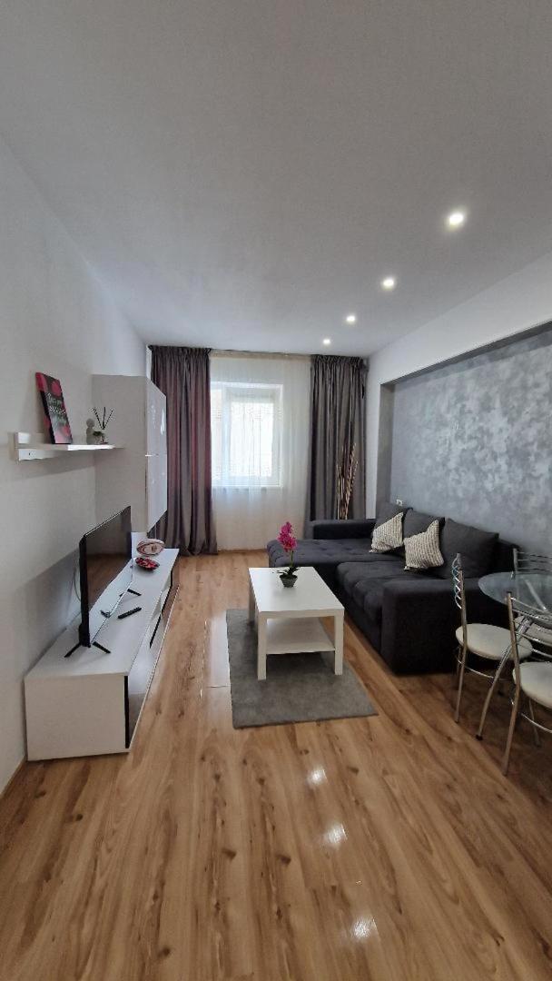 Rin Grand Sofmed Apartment Bukares Bagian luar foto
