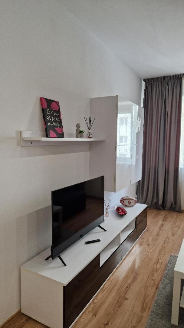 Rin Grand Sofmed Apartment Bukares Bagian luar foto